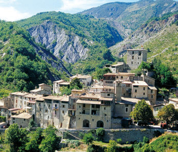 Village perché de Puget-Rostang dans la vallée de la Roudoule, Alpes-Maritimes