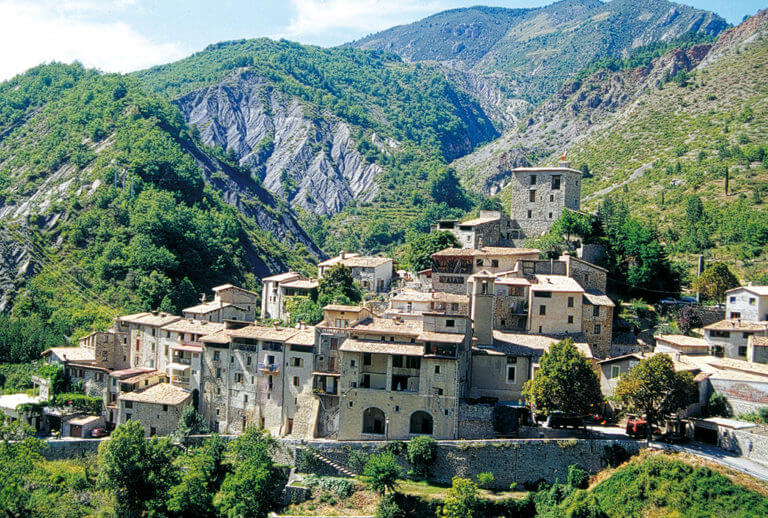 Village perché de Puget-Rostang dans la vallée de la Roudoule, Alpes-Maritimes