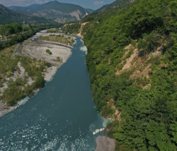 Plan d'eau turquoise entre les reliefs provençaux des Alpes du Sud