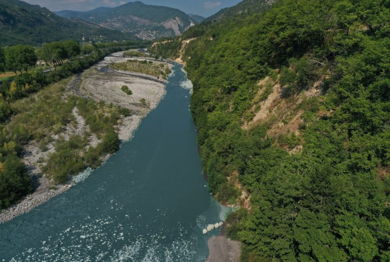 Plan d'eau turquoise entre les reliefs provençaux des Alpes du Sud