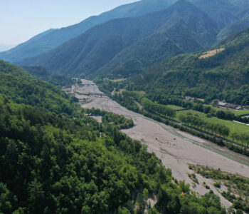 Vallée fluviale serpentant entre les montagnes des Alpes du Sud, le long de la route Napoléon