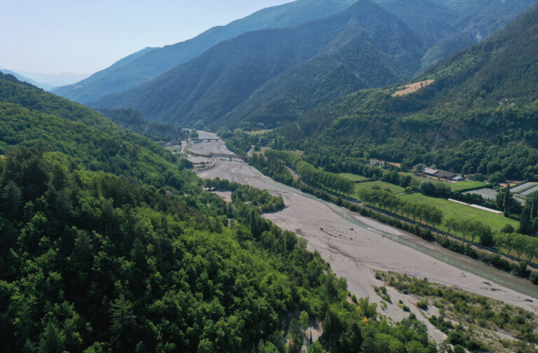 Vallée fluviale serpentant entre les montagnes des Alpes du Sud, le long de la route Napoléon
