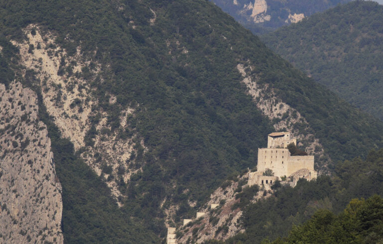 Paysage de montagne et vallée boisée de l'arrière-pays des Alpes-de-Haute-Provence, près du village d'Annot